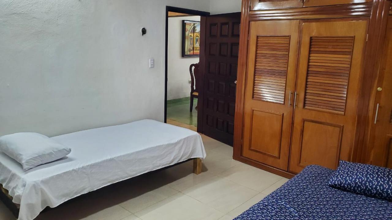 Hostal Casa Cucu - Wifi, Hot Water, Ac, Free Water Refill - Stay 3 Nights Or More And Get 1 Day Free Bikes & 1 Free Laundry Wash 巴利亚多利德 外观 照片