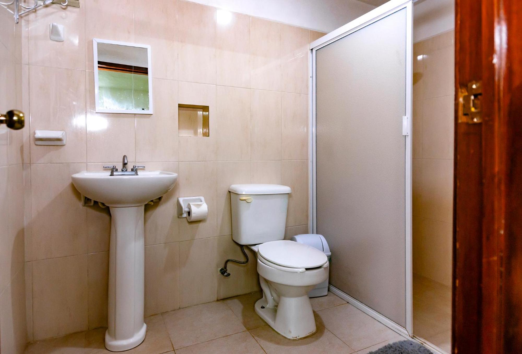 Hostal Casa Cucu - Wifi, Hot Water, Ac, Free Water Refill - Stay 3 Nights Or More And Get 1 Day Free Bikes & 1 Free Laundry Wash 巴利亚多利德 外观 照片